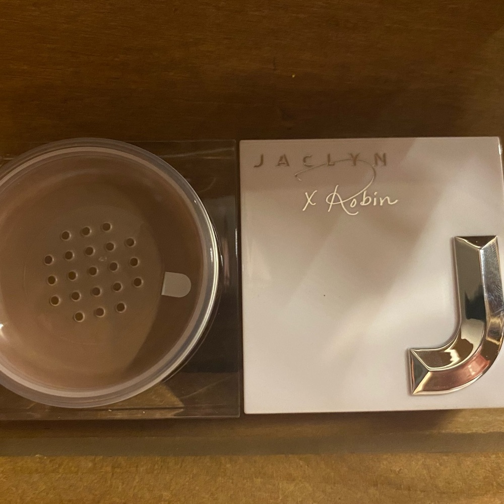 Jaclyn x Robin | Loose setting powder
Brand new without box